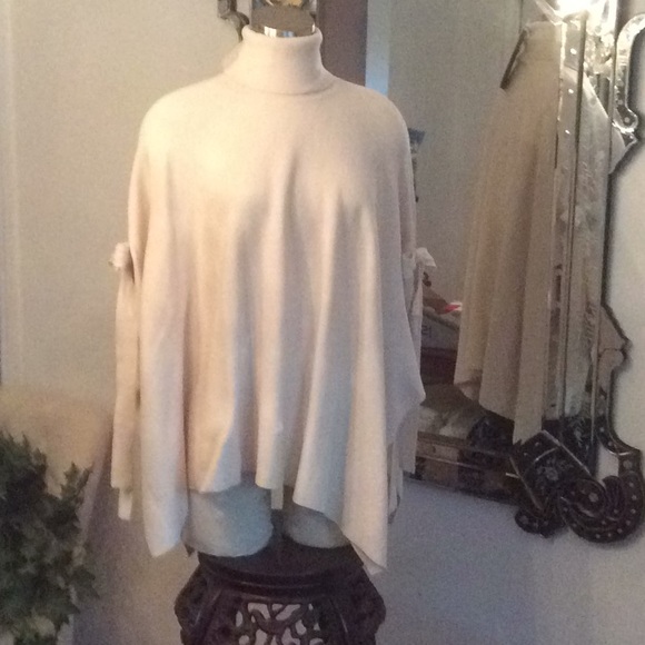 NEW cream turtleneck cape w/bows one size - Picture 8 of 8